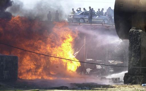   مصر اليوم - مسلحون يضرمون النار في خزانات النفط في الرمادي غرب العراق