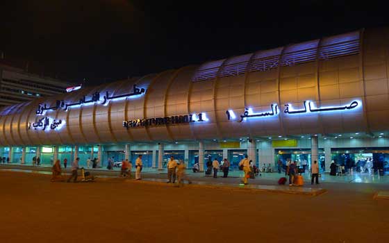   مصر اليوم - مطار القاهرة يستقبل جثمان مصري مات صعقاً بالكهرباء في ليبيا