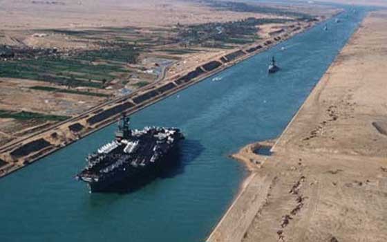   مصر اليوم - عبور 53 سفينة المجرى الملاحي لقناة السويس