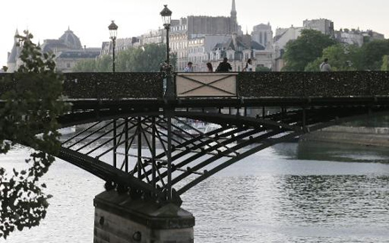   مصر اليوم - أنهيار سياج جسر بون دي زار في باريس بسبب اقفال الحب