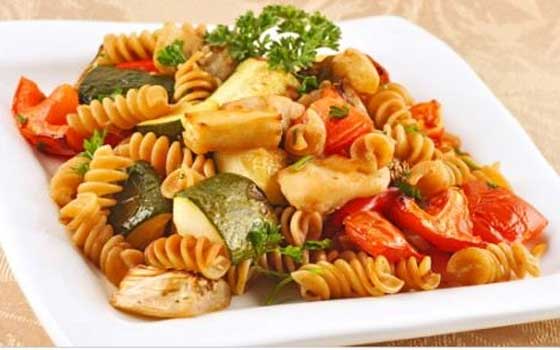   مصر اليوم - سلطة الخضروات المشوية بالمعكرونة