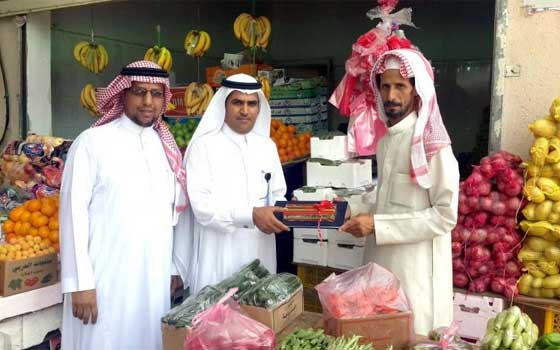   مصر اليوم - العمل في الباحة تكرم 11 شابًا في سوق الخضار