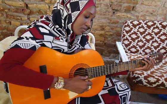   مصر اليوم - إقبال لافت للسودانيَّات على احتراف العزف الموسيقى