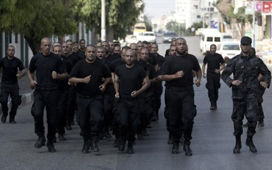   مصر اليوم - حماس تتهم حكومة التوافق بالتلكؤ بدفع رواتب موظفي الحركة في غزة