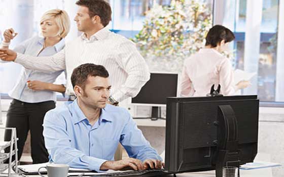   مصر اليوم - ظاهرة الوقوف في المكتب أثناء العمل عادت تنتشر في الولايات المتحدة