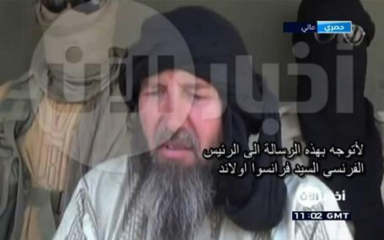   مصر اليوم - تلفزيون الآن يبث شريطًا يظهر فيه رهينة فرنسي مخطوف في مالي منذ 2011