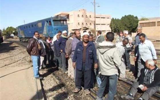   مصر اليوم - اصطدام سيّارة نقل بالبوَّابة الإلكترونيَّة لمحطَّة سكة حديد العسيرات