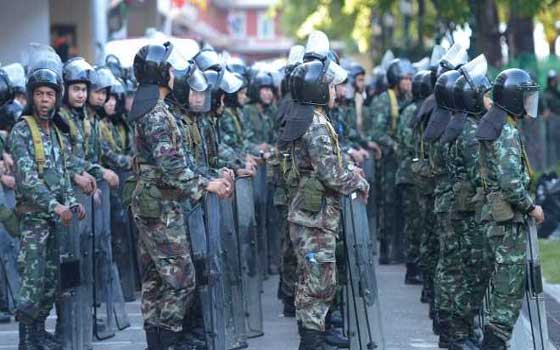   مصر اليوم - المجلس العسكري التايلاندي ينشر 6 ألاف جندي لإخماد الاحتجاجات