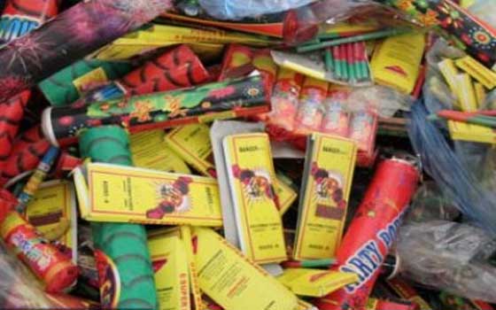 مصر اليوم - القبض على عاطلين بحوزتهما كمية من الألعاب الناريّة في السويس