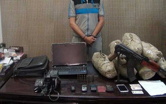 مصر اليوم - ضبط محكوم عليه في 15 قضية وبحوزته 20 كيلو بانجو وبندقية آلية في قرية بحر العش