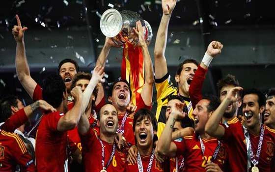   مصر اليوم - الماتادور الأسباني يحقق المعادلة الصعبة ويفوز بلقبي كأس العالم 2010 ويورو 2012