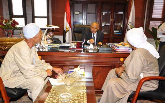 مصر اليوم - مُحافظ بني سويف يلتقي ممثلي الأهالي لحل أزّمة انقطاع المياه