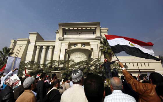   مصر اليوم - توافد المواطنين على الدستوريَّة العُليا للاحتفال بتنصيب السيسيّ