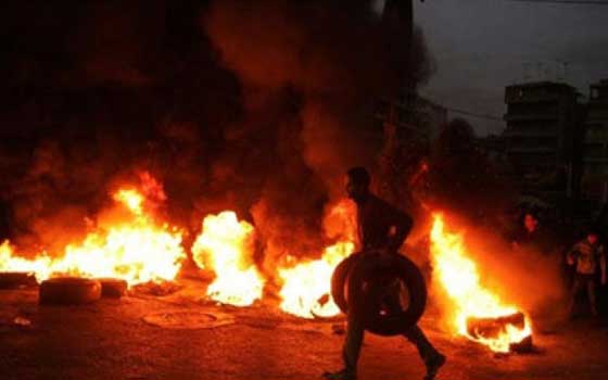 مصر اليوم - الحماية المدنيّة تخمد حريق مخزن محاذٍ للسكة الحديد في بني سويف