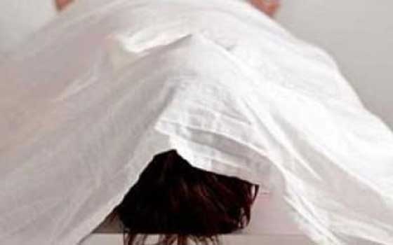   مصر اليوم - عامل يقتل زوجته في سوهاج أثناء العبث في سلاحه الناري