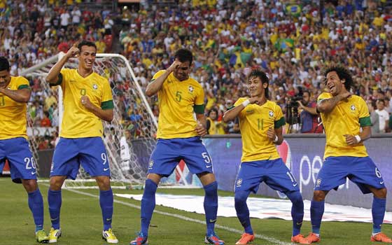   مصر اليوم - فرقة من جميلات البرازيل تشجع نيمار ومنتخب السامبا قبل المونديال