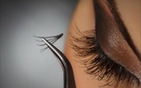 مصر اليوم - الرموش الصناعية خطيرة عند استخدامها بشكل خاطئ