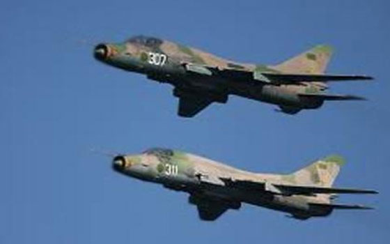   مصر اليوم - سلاح الجو التابع لقوات حفتر يستهدف عدة مقار غرب بنغازي