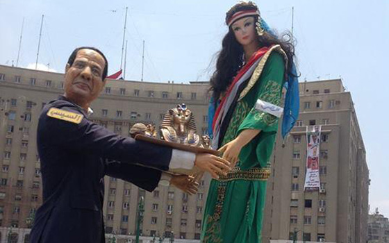   مصر اليوم - دمية السيسي تتسلم السلطة في ميدان التحرير