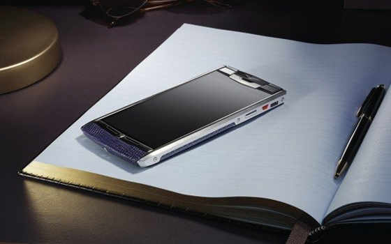 مصر اليوم - شركة Vertu تطلق Signature Touch الهاتف الذكي
