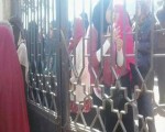   مصر اليوم - تجمهر لمشرفات بمدينة طالبات اﻷزهر الجامعية أمام مبنى اﻹدارة لتثبيتهن