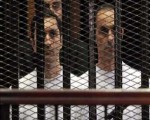   مصر اليوم - جنايات القاهرة تخلي سبيل جمال وعلاء مبارك في قضية الكسب