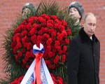   مصر اليوم - بوتين يضع إكليلًا من الزهور على ضريح الجندى المجهول