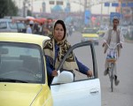   مصر اليوم - سائقة سيارة أجرة في أفغانستان تأمل أن تمنح الإنتخابات فرصة للمرأة للتعبير