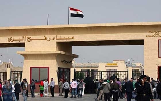   مصر اليوم - عبور 1002فرد بين مصر وغزَّة عبر ميناء رفح البرِّيّ