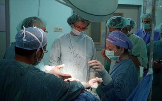   مصر اليوم - أطباء غزة يتمكنون من أجراء عمليَّات جراحيَّة نوعيَّة في الفترة الأخيرة