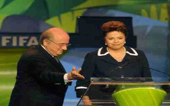   مصر اليوم - بويول وعارضة الأزياء لن يسلما كأس العالم إلى الفريق الفائز