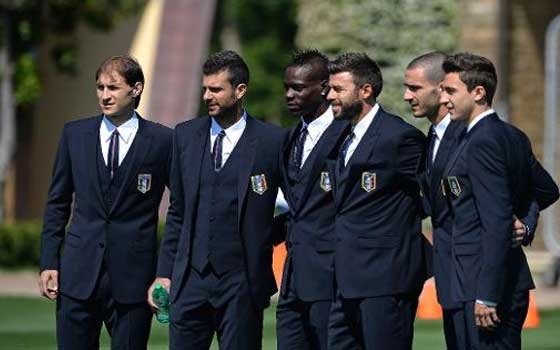   مصر اليوم - لاعبو كرة القدم نجوم في ارضية الملعب وعارضو ازياء خارجها