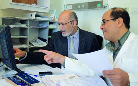   مصر اليوم - مستشفى خليفة في عجمان يستقبل طبيبين زائرين في العيون وإصابات الملاعب