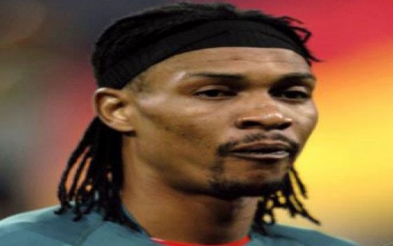   مصر اليوم - لاعب الكاميرون سونج موقوف ثلاث مباريات بعد طرده في مباراة كرواتيا