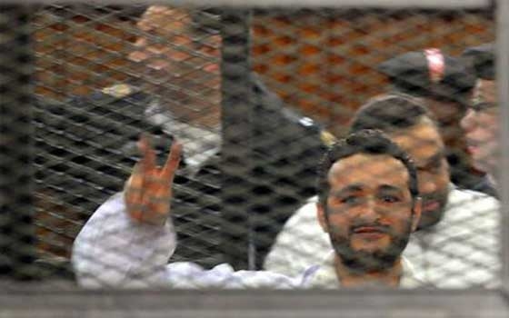   مصر اليوم - بدء جلسة محاكمة دومة وآخرين في أحداث مجلس الوزراء