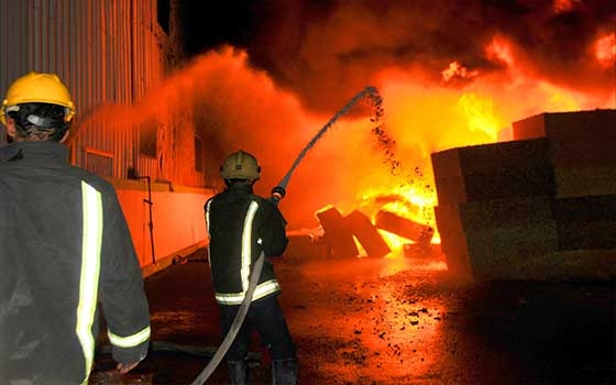 مصر اليوم - مقتل خمسة أشخاص في الهند بسبب أنفجار مصنع لتفكيك السفن