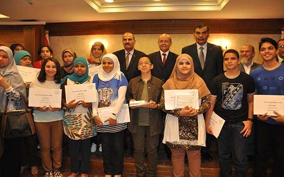   مصر اليوم - محافظ الجيزة يُكرم 35 طالبًا من أوائل الابتدائيَّة والإعداديَّة