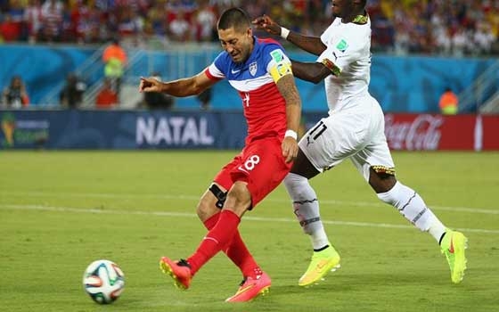   مصر اليوم - بداية صاعقة للمنتخب الأميركي، أولى الهجمات يخترق ديمبسي بمهارة الدفاع ويسدد بعيدا عن الحارس لترتد من القائم وتهز شباك غانا بالهدف الأول في الدقيقة الأولى