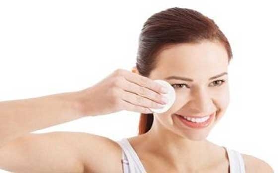   مصر اليوم - إزالة الماكياج بسهولة لبشرة نضرة