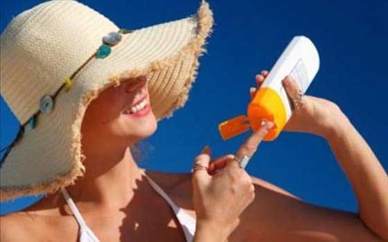   مصر اليوم - 8 أشياء لا غنى عنها في حقيبة البحر