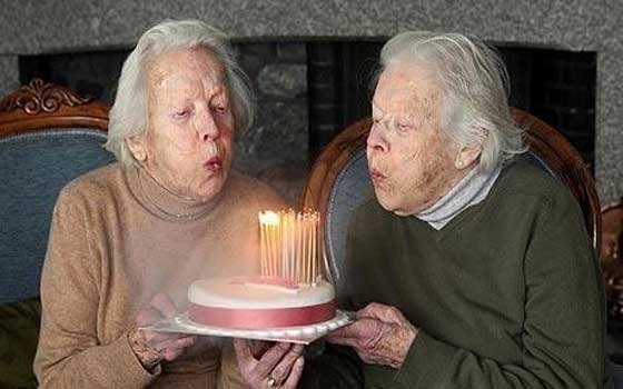   مصر اليوم - أكبر ثلاثة توائم في بريطانيا يحتفلون بعيد ميلادهم الـ85