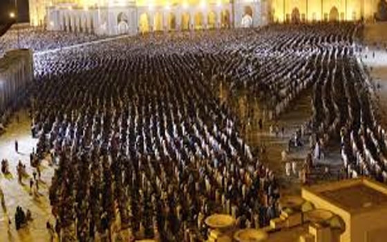   مصر اليوم - آلاف المصلين يذهبون لمسجد الحسن الثاني لأداء التراويح