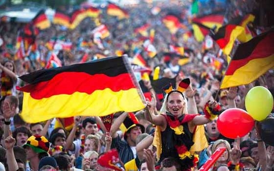   مصر اليوم - الجماهير الألمانية تتدفق على الشوارع والميادين للاحتفال بالفوز الكبير على البرتغال