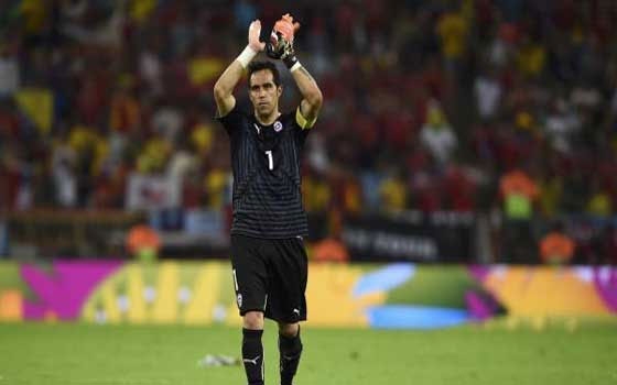   مصر اليوم - برافو حارس تشيلي: دعوني احتفل ولا تسألوني عن برشلونة