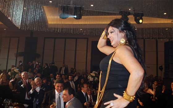   مصر اليوم - بوسي تُغَنّي وفيفي عبده ترْقُص بزيٍ بدويٍ