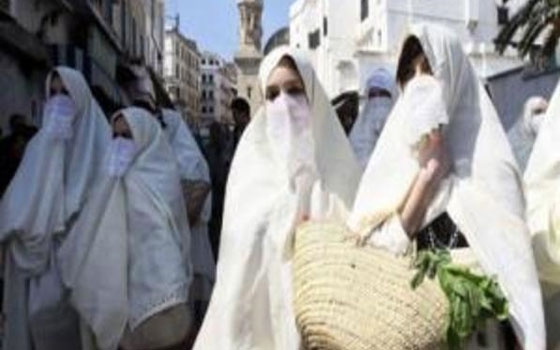   مصر اليوم - الزي النسائي الجزائري الحايك يندثر أمام الحجاب التركي