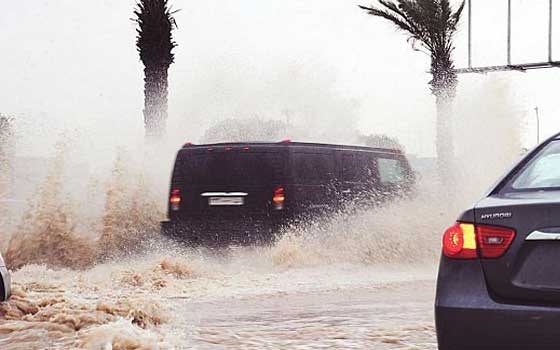   مصر اليوم - الأمطار الغزيرة تشل حركة السير في شوارع روما