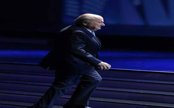   مصر اليوم - بلاتر حاضر غائب في مباراة ألمانيا والبرتغال والفيفا يوضح