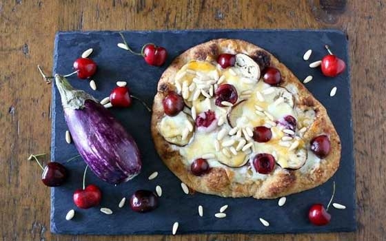   مصر اليوم - بيتزا الباذنجان والصنوبر والكرز