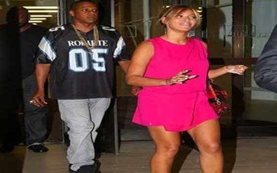 مصر اليوم - النجمة العالمية بيونسيه تتألق بفستان وردي قصير مع زوجها